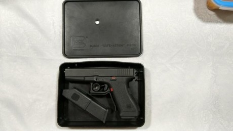 Hola a todos, vendo glock 17 9 mm Pb, de primera generación en buen estado y muy poco uso.

Viene con 02