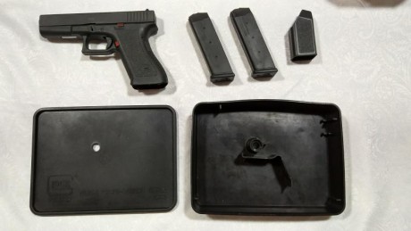 Hola a todos, vendo glock 17 9 mm Pb, de primera generación en buen estado y muy poco uso.

Viene con 01