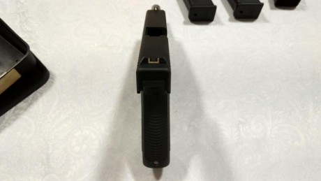 Hola a todos, vendo glock 17 9 mm Pb, de primera generación en buen estado y muy poco uso.

Viene con 12