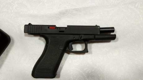 Hola a todos, vendo glock 17 9 mm Pb, de primera generación en buen estado y muy poco uso.

Viene con 11