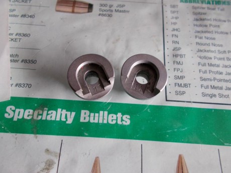 Hola, vendo dos shellholders Lyman para prensa,  nº 11, para 307 por ejemplo, los dos por 12 euros más 00