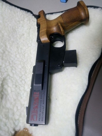 Pistola BENELLI MP 95 E en muy buen estado, con dos cargadores, cacha anatómica, agujas de repuesto, llaves 00