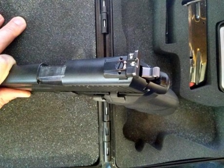 Vendo mi SIG SAUER P226 del 9 PARA. Tiene miras LPA, cachas HOGUE y un kit SRT. Tengo todo lo de fabrica 01