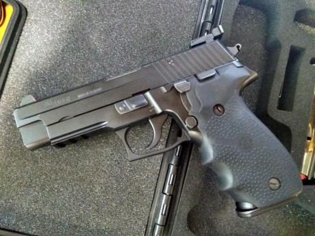 Vendo mi SIG SAUER P226 del 9 PARA. Tiene miras LPA, cachas HOGUE y un kit SRT. Tengo todo lo de fabrica 00