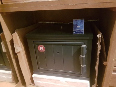 Buenas compañeros!!! Por motivos personales al es me tengo que vender mi armero de arma corta grado III 02