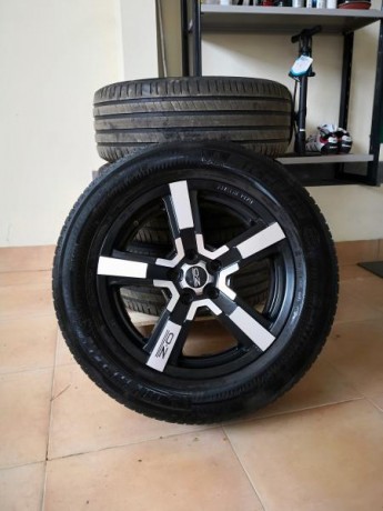 Vendo juego de llantas OZ 18-8, montadas en ruedas Michelín 255/55 R 18.
El precio del conjunto es de 00