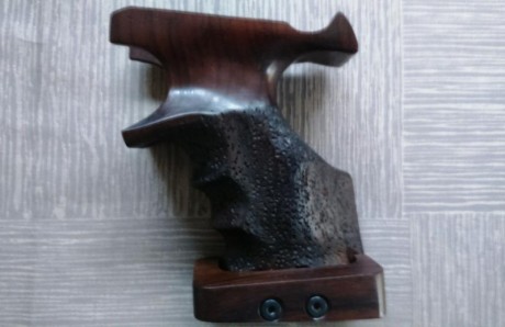 Vendo 2 juegos de cachas anatomicas para zurdo talla M regulables para pistola Benelli MP95E , muy buen 00