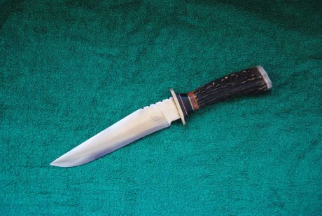Acero d2 19 cm.  de hoja  por 3,5 cm y 6 mm de grosor. Guarda sencilla de laton,ebano, coral y un precioso 02