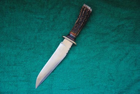 Acero d2 19 cm.  de hoja  por 3,5 cm y 6 mm de grosor. Guarda sencilla de laton,ebano, coral y un precioso 01