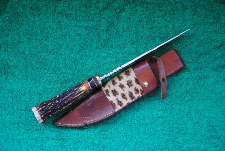Acero d2 19 cm.  de hoja  por 3,5 cm y 6 mm de grosor. Guarda sencilla de laton,ebano, coral y un precioso 00