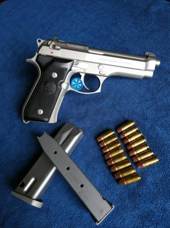 Vendo esta espectacular e icónica Beretta 92 FS Inox. 9mm.
La vendo porque no le doy el uso que se merece 01