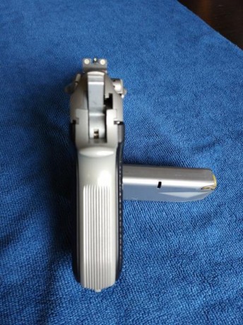 Vendo esta espectacular e icónica Beretta 92 FS Inox. 9mm.
La vendo porque no le doy el uso que se merece 00