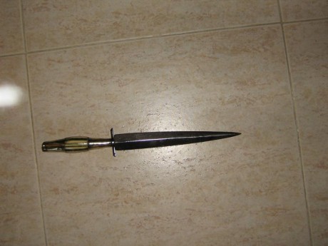 Vendo daga antigua en perfecto estado. so lo tiene un golpe en el puño y le falta un embellecedor de latón 01