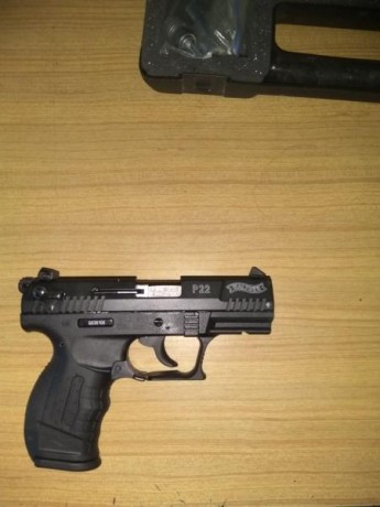 Hola. Un amigo vende esta pistola, impoluta. Dos cargadores, no tiene maletín. En licencia "F", 00