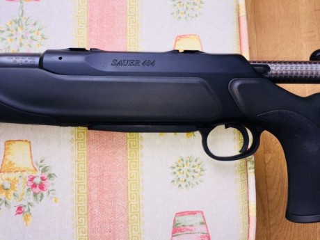 Vendo rifle  Sauer modelo  404 XT en calibre 300WM , con un segundo cargador de 4 balas. 2700€. El rifle 00