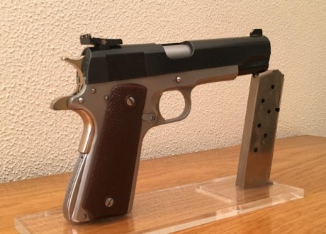 Vendo pistola marca NORINCO calibre 45 ,buen estado , gatillo y martillo chapado en oro,  CON 7 CARGADORES. 02