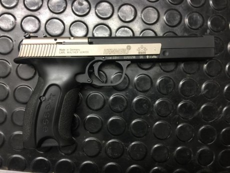Se vende fantástica pistola calibre 22lr guiada en F. Se trata de una Hammerli X-esse long.
Todo original, 01