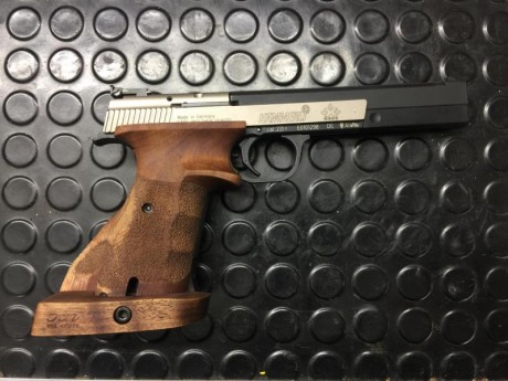 Se vende fantástica pistola calibre 22lr guiada en F. Se trata de una Hammerli X-esse long.
Todo original, 12