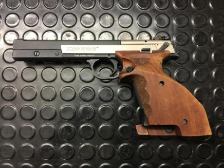 Se vende fantástica pistola calibre 22lr guiada en F. Se trata de una Hammerli X-esse long.
Todo original, 21
