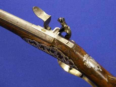 Voy a colocar unas fotos de un arma larga alemana de llave de mecha del siglo XVI. 131