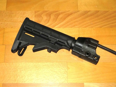 Nueva a estrenar, culata TAPCO extensible CETME. De tipo táctico y color negro. Se suministra preparada, 01