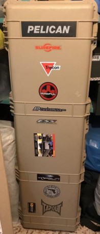 Hola, vendo maleta rígida Pelican 1750 en color desert.
Características:
Largo (Exterior)134.6cm
Largo 02