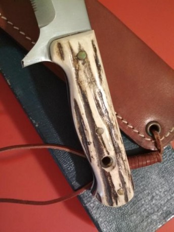 Cuchillo Aitor Ermua, modelo Survival, en asta de Sambar. Nuevo a estrenar en su caja y funda .
Vendo 11
