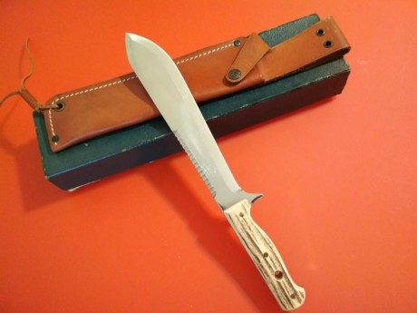 Cuchillo Aitor Ermua, modelo Survival, en asta de Sambar. Nuevo a estrenar en su caja y funda .
Vendo 60