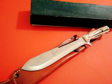 Cuchillo Aitor Ermua, modelo Survival, en asta de Sambar. Nuevo a estrenar en su caja y funda .
Vendo 71