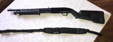 vendo una mítica mossberg 500 del calibre 12 de corredera con capacidad para 5 cartuchos +1. Tiene equipado 12