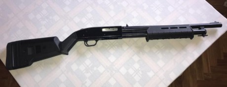 vendo una mítica mossberg 500 del calibre 12 de corredera con capacidad para 5 cartuchos +1. Tiene equipado 21