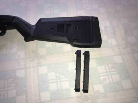 vendo una mítica mossberg 500 del calibre 12 de corredera con capacidad para 5 cartuchos +1. Tiene equipado 20