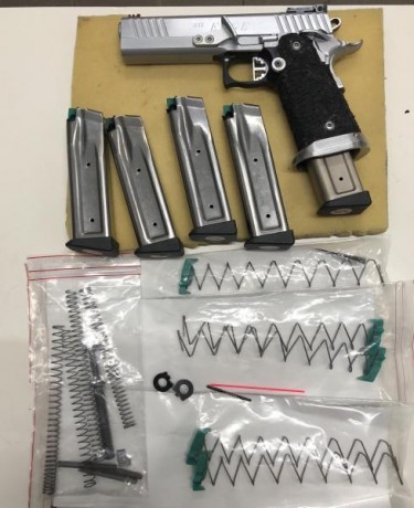 Buenas vendo armas de 9 mm muy buen estado y magníficas
1ªSti edge 9mm con 5 cargadores marca Sps,5 muelles 00
