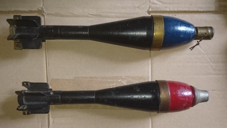 Hola,

Pongo a la venta este par de granadas de mortero.

Una de ellas, la azul, lleva una espoleta ferrobellum 00