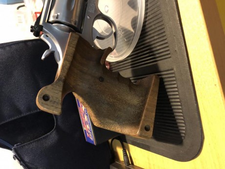 Buenos días. 

Vendo o cambio cacha Morini talla M por una talla L. 
 Las cachas están en perfecto estado, 02