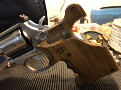 Buenos días. 

Vendo o cambio cacha Morini talla M por una talla L. 
 Las cachas están en perfecto estado, 01