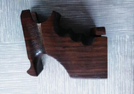Vendo pistola calibre 22 lr. marca Benelli MP95E. Con dos cargadores, cachas originales mas otras de zurdo 10
