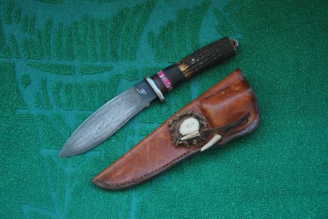 El acero es D2, de 14 cm.por 3,5 en lo mas ancho de hoja y 4mm de grosor.
El cabo como dije en el titulo, 01