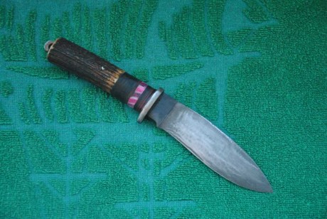 El acero es D2, de 14 cm.por 3,5 en lo mas ancho de hoja y 4mm de grosor.
El cabo como dije en el titulo, 00