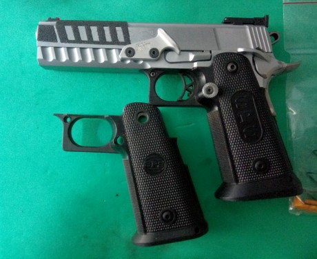 Se vende pistola SPS para la división Standart, con dos cañones, uno del 40SW y otro del 9mmp. La pistola 10