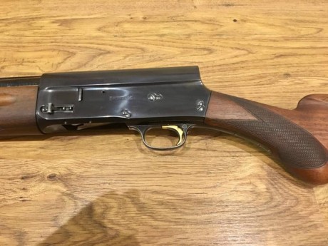 la pletina, del calibre 12, de tres estrellas reales. Madera restaurada, con culatin de goma 01