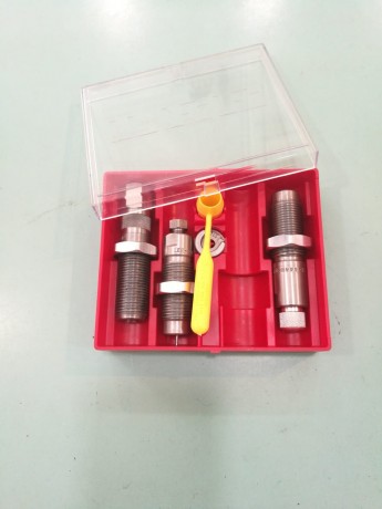 Hola.

Se venden estos dies y un comprobador.

- Lee set dies 444 Marlin  -  25 €
- Dies Hornady 243 W 02