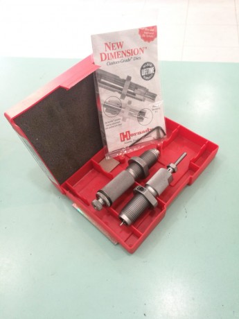 Hola.

Se venden estos dies y un comprobador.

- Lee set dies 444 Marlin  -  25 €
- Dies Hornady 243 W 01