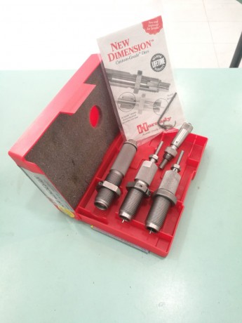Hola.

Se venden estos dies y un comprobador.

- Lee set dies 444 Marlin  -  25 €
- Dies Hornady 243 W 00