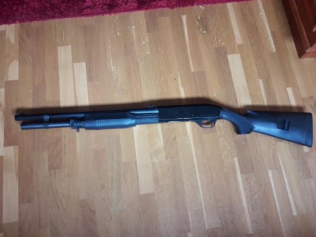 Benelli M3 super 90. Es la semiautomatica con posibilidad de bloqueo para accionar como corredera.
Esta 02
