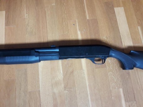 Benelli M3 super 90. Es la semiautomatica con posibilidad de bloqueo para accionar como corredera.
Esta 01