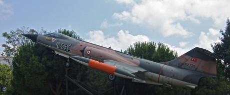 o no tanto...lo que se encontro un amigo en un viaje a Turquia...un F104 al estilo del F86 del Parque 00