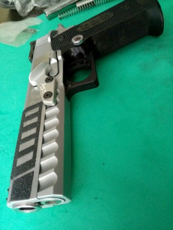Se vende pistola SPS para la división Standart, con dos cañones, uno del 40SW y otro del 9mmp. La pistola 50