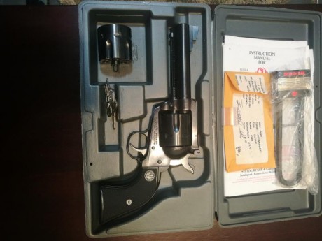 Vendo revolver marca Ruger de USA con dos tambores, uno para 9mm. pb., y el otro para 357 mágnum, y para 00