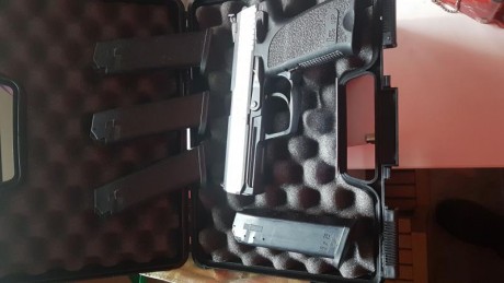 Se vende USP Standar bicolor 9mm PB con Alza micrométrica, Guiada en la F y se incluye:

- 4 cargadores
- 12